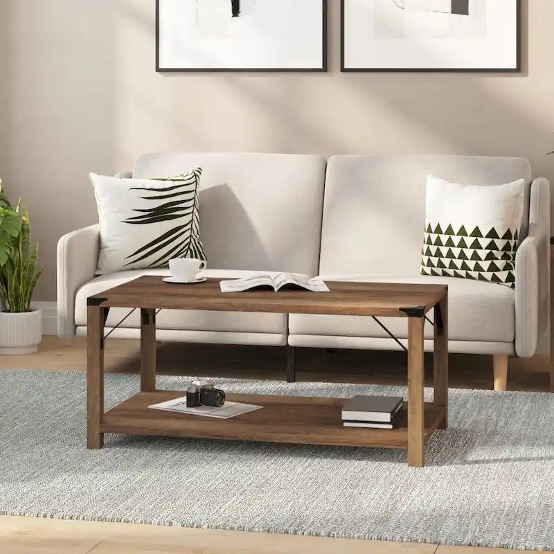 2-stufiger Couchtisch mit seitlichen Metallstreben und Eckkappen