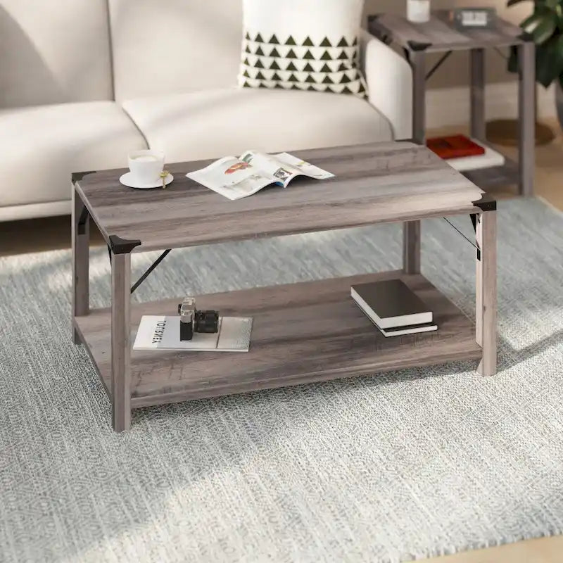 2-stufiger Couchtisch mit seitlichen Metallstreben und Eckkappen