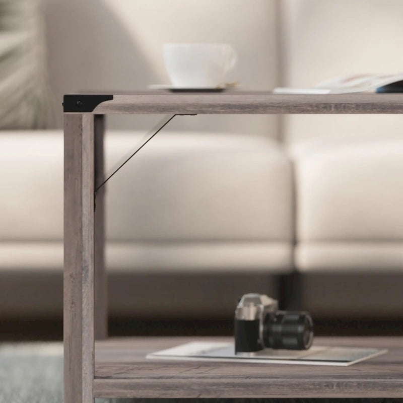 2-stufiger Couchtisch mit seitlichen Metallstreben und Eckkappen