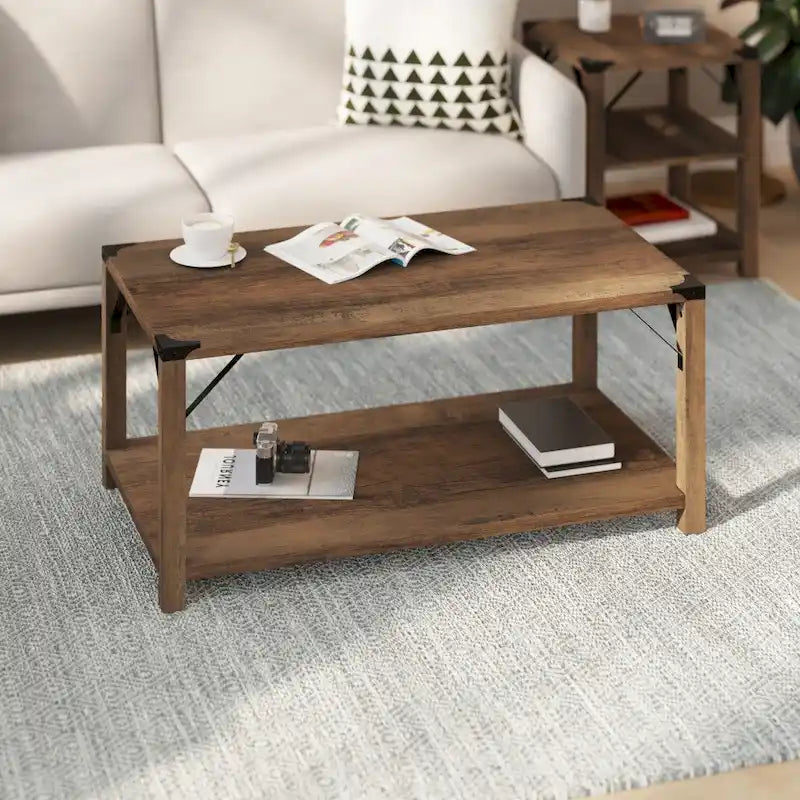 2-stufiger Couchtisch mit seitlichen Metallstreben und Eckkappen
