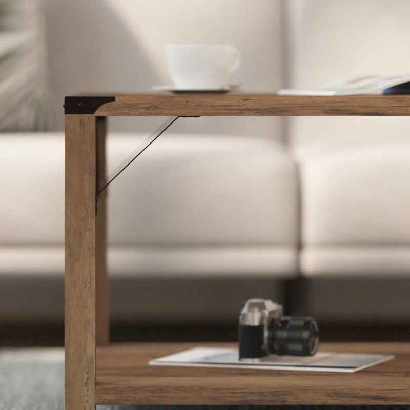 2-stufiger Couchtisch mit seitlichen Metallstreben und Eckkappen
