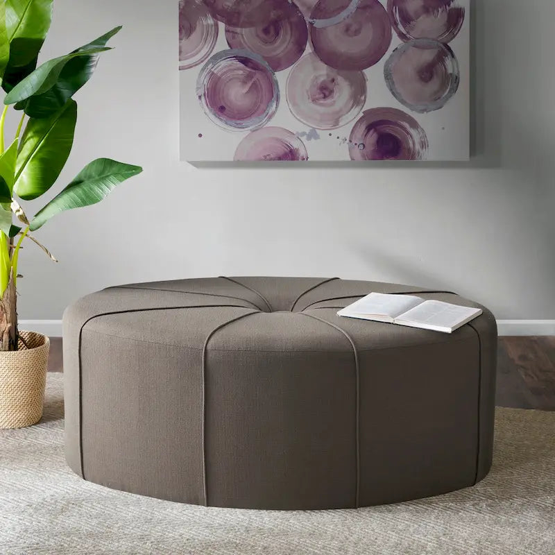 Gepolsterter, gesteppter, ovaler Oversize-Hocker